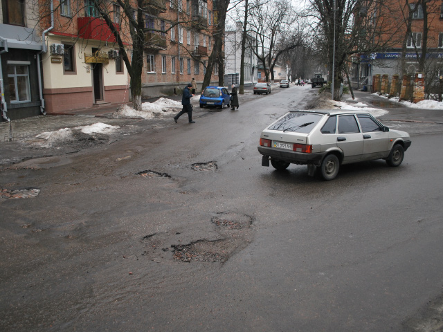 Ці ями, на вулиці Гагаріна, утворилися внаслідок руху вантажівок, які приїжджають на сусідній будмайданчик по вулиці Комсомольській.