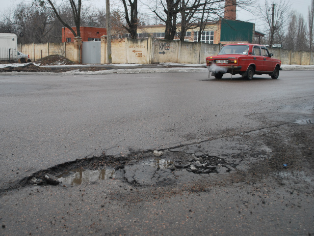 На перехресті вулиць Серьогіна та Комарова через низьку якість відремонтованих доріг знову утворилися ями.