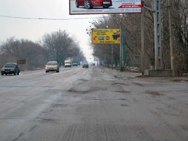 Вулиця Київське шосе ніколи не могла похизуватися якістю дорожнього полотна. Напливи, що утворюються через рух вантажного транспорту, час від часу зрізують, проте мова, щоб відновити асфальтне покриття, поки що не йде.