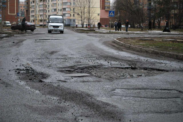 Бульвар Богдана Хмельницького також не може похизуватися ідеальним покриттям, хоча дорога тут була не так давно відремонтована. Ями на цьому відрізку «розрослися» на всю ширину бульвару.