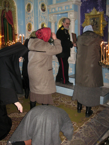 Паломники молятся у Козельщинской чудотворной иконы Божьей матери

