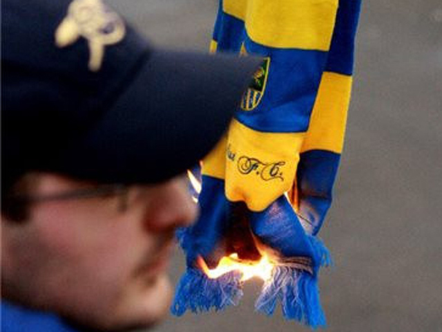 Полтавские фанаты сжигают шарфики «Металлиста»