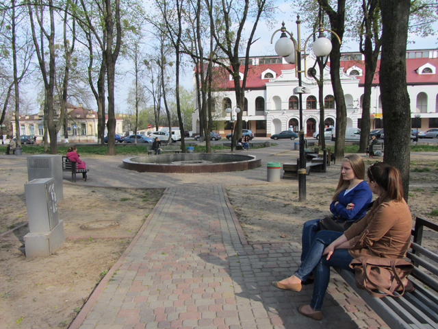 Фонтан у студентському парку біля Полтавського національного педагогічного університету імені В. Г. Короленка