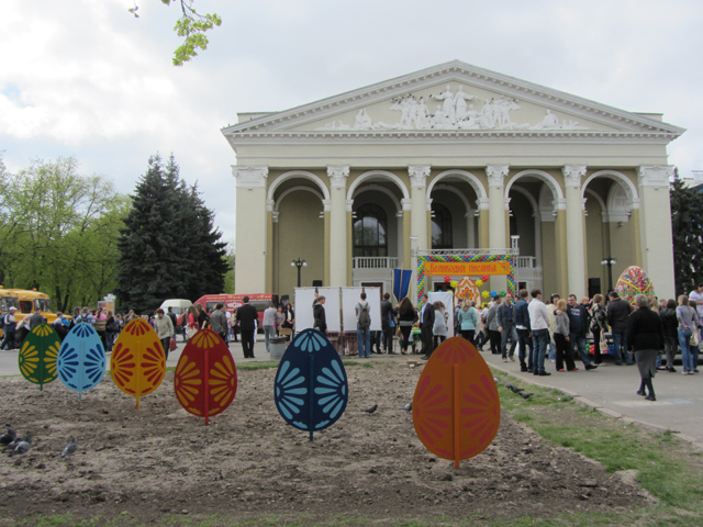 Фестиваль «Великодня писанка» в Полтаві відбувається на Театральній площі та по вулиці Жовтнева
