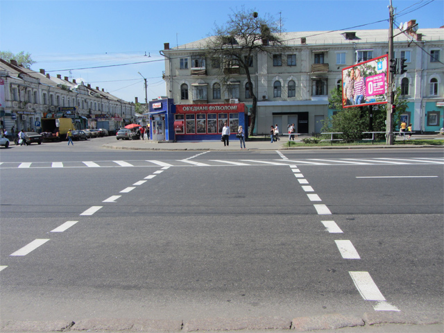 По вулиці Фрунзе працівники КП «МШЕД» вже нанесли де-не-де дорожню розмітку. То є надія, що руки дорожників дійдуть і до нанесення «зебр»