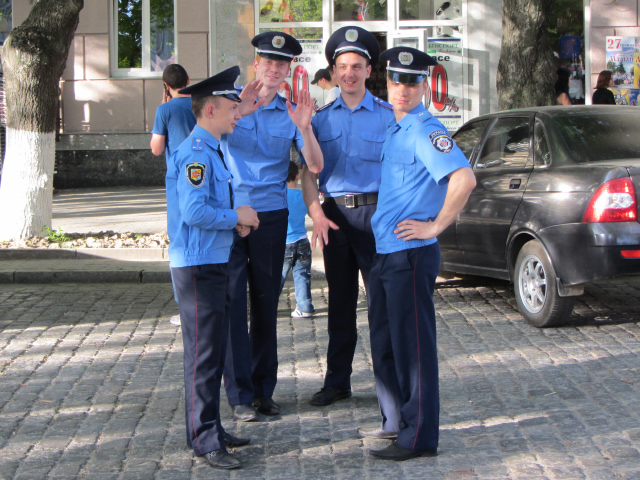 Правоохоронці охороняють громадський порядок