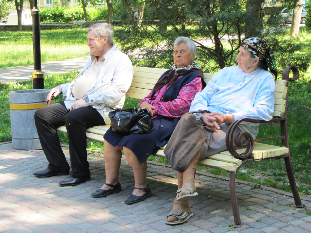 Полтавці відпочивають біля фонтана, що в Сонячному парку