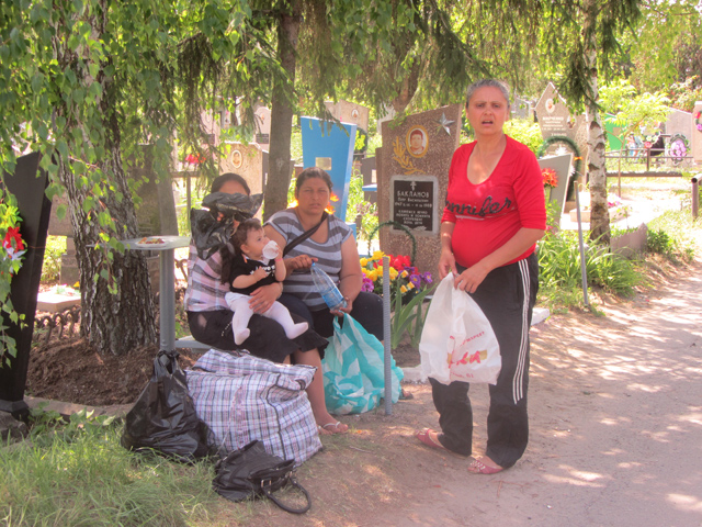 Ці жінки приїхали до Полтави збирати їжу з могил