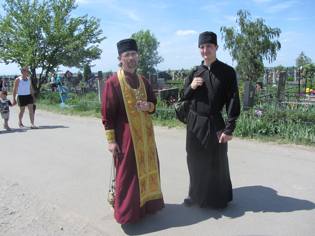 Священник Миколаївського храму отець Роман та паламар Володимир служать панахиду 
