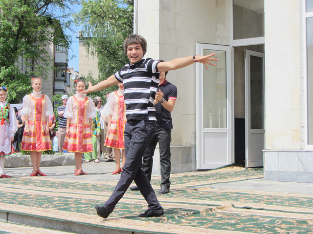 Ребята из Туркменского государственного театра кукол