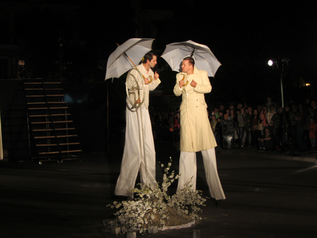 Львів’яни показують «Вишневий сад» за А. Чеховим на театральній площі в Полтаві