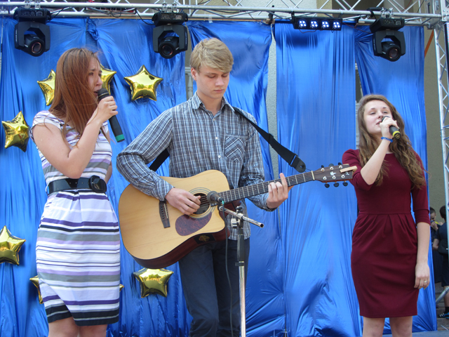 Школярі виконують польську пісню «Гей, соколи»