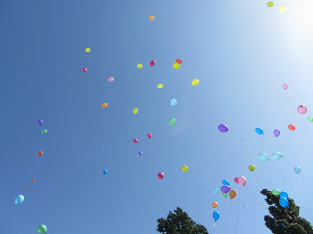 Школярі пустили кульки у небо
