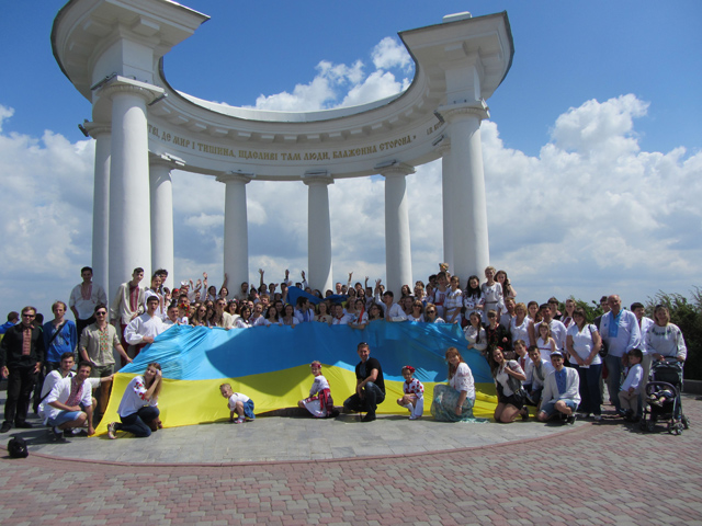 Мегамарш вишиванок в Полтаві. Учасники заходу вдруге виконують гімн України