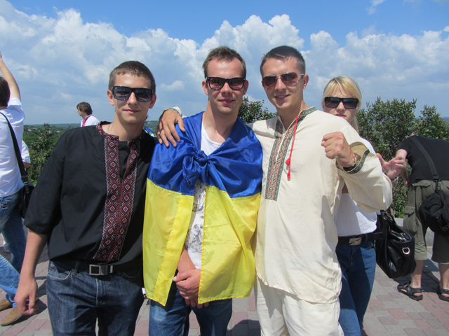Немає вишиванки? Не біда. Зате є прапор України:)