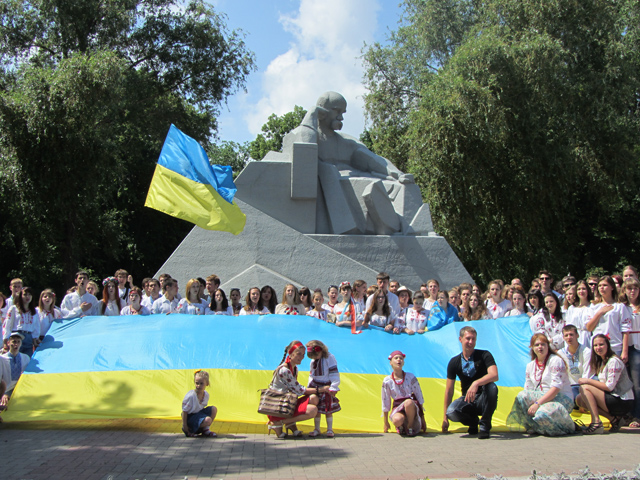 Учасники мегамаршу дійшли до пам’ятника Тарасу Шевченку