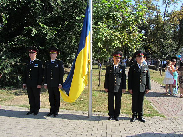 Офіцери перед підняттям прапора