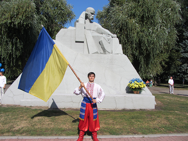 Козак перед пам’ятником Тарасу Шевченко