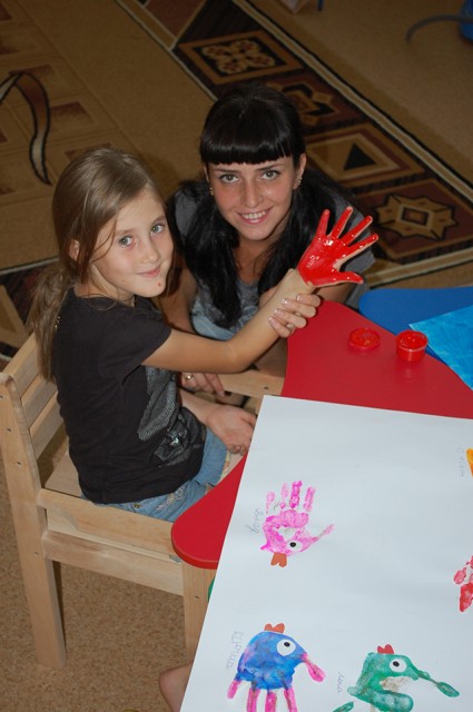 Ассистент реабилитолога Ирина Шулика учит рисовать ладошками