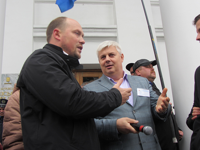 К протестующим вышел представитель горисполкома Игорь Верига, но это не удовлетворило собравшихся