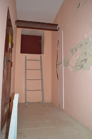 Із внутрішніх стін будинку на Ляхова, 12а осипається штукатурка.