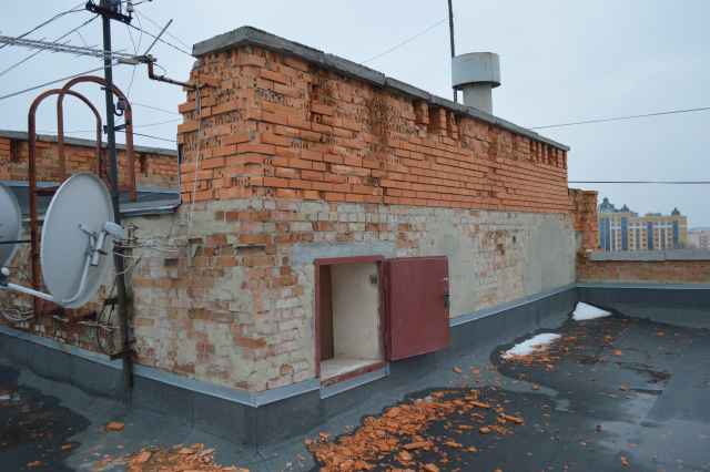Цегла осипається із службових конструкцій на даху Ляхова, 12а.