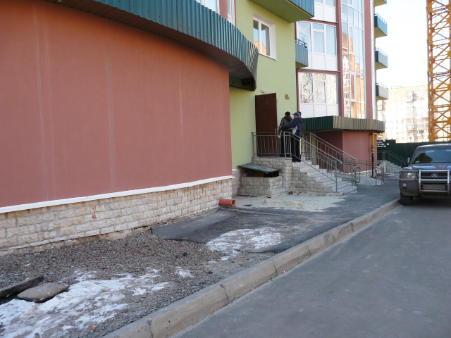 Доріжки навколо будинку мали бути заасфальтовані до здачі в експлуатацію. «Казка» у Сумах, березень 2010 року