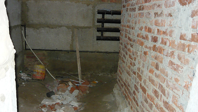 Такий підвал залишив мешканцям забудовник елітного житлового комплексу «Казка» у Сумах, лютий 2012 року