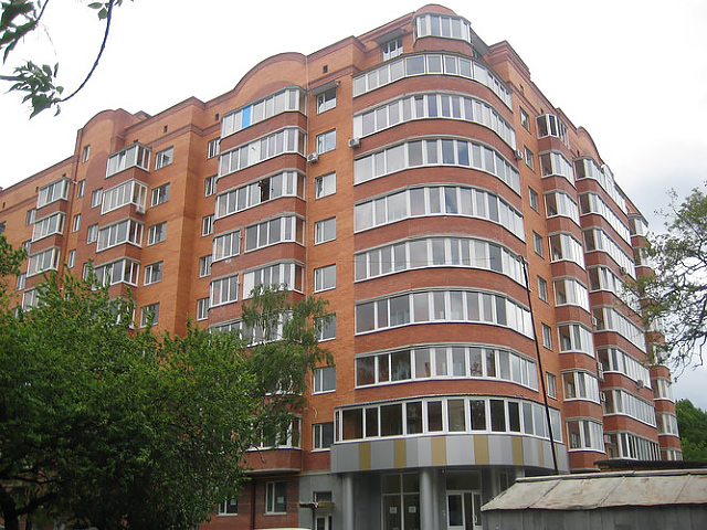 Дев’ятиповерхівка з двоярусними пентхаусами на останніх поверхах на Жовтневій, 77а. Обидві черги введені в експлуатацію у 2008 році. Форма участі ПрАТ «Будінвест СМ» в проекті — інвестор.