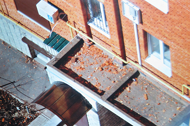Цегла з технічного поверху будинку на Жовтневій, 77 а почала осипатися ще у березні 2012 року.