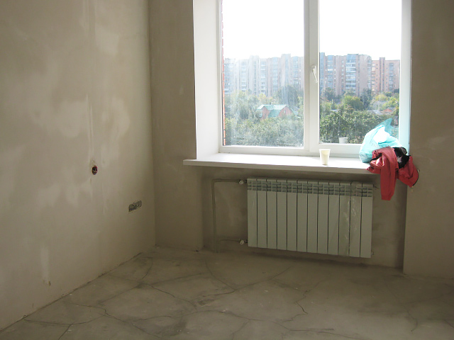 Стяжка підлоги у квартирах на Станіславського, 6а вся у тріщинах. Травень 2013 року.