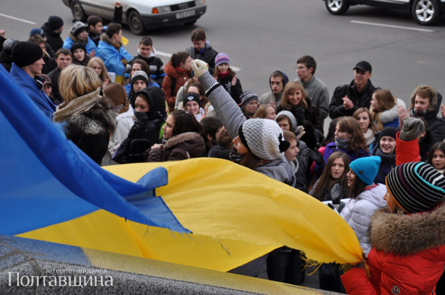 На сходах Полтавської міської ради студенти розгорнули Прапор України