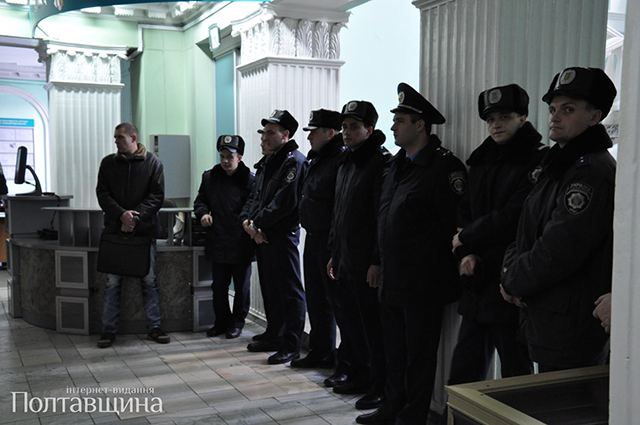 Міліція перекрила студентам вхід на другий поверх міської ради, де в даний момент відбувалася сесія