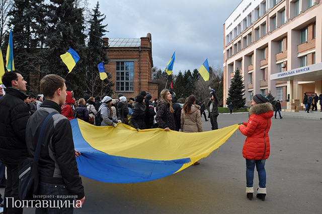 Студенти розгорнули Прапор України біля головного корпусу аграрної академії
