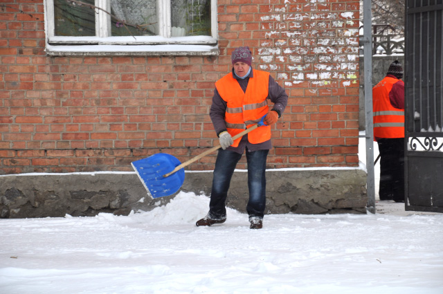 Работники ЖЕО-2 расчищают от снега придомовую территорию