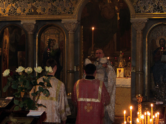 Отець Костянтин прославляє народження Христа 