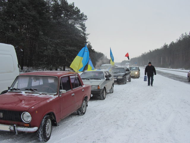 Участники автопробега использовали как государственный сине-желтый флаг, так и красно-черные знамена