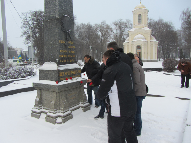 Возложение на могиле Котляревского