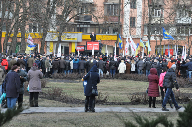 Виталий Кличко с трибуны комментирует митинг его противников, собравшийся напротив
