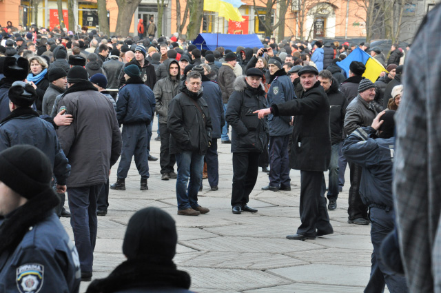 Начальник полтавского городского УМВД Виталий Емец, направляет отряды милиции, которые вышли из облгосадминистрации.