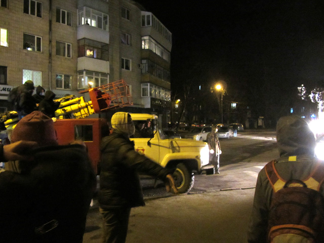 Помогать сносить памятник Ленину будет вышка горсвета. Машина проезжала мимо и водителя «уговорили» помочь.