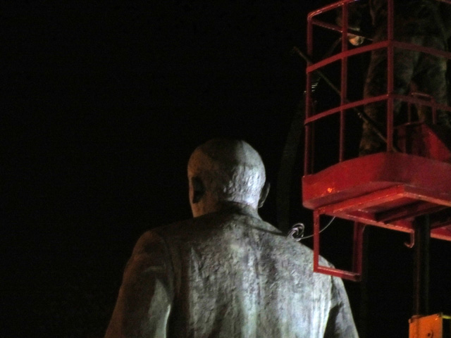 Лидер полтавского Майдана Александр Коба с вышки набрасывает петлю на шею Ленина.