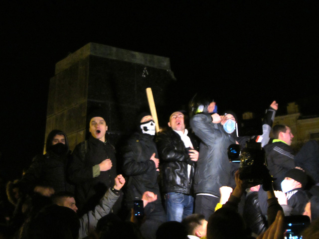 Свалили! Люди поют гимн Украины и скачут по памятнику.