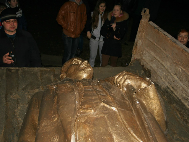 2014.02.22. Повалення пам’ятника Леніну у Шишаках