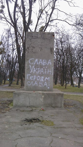 2014.02.24. Повалений пам’ятник Леніну в Опішні