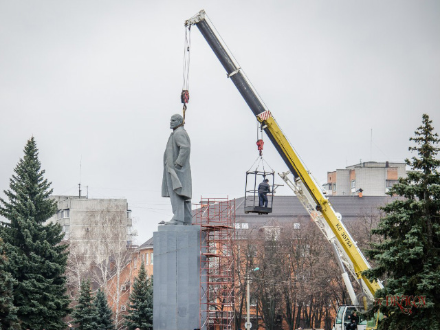 2014.02.24. Повалення пам’ятника Леніну у Кременчуці