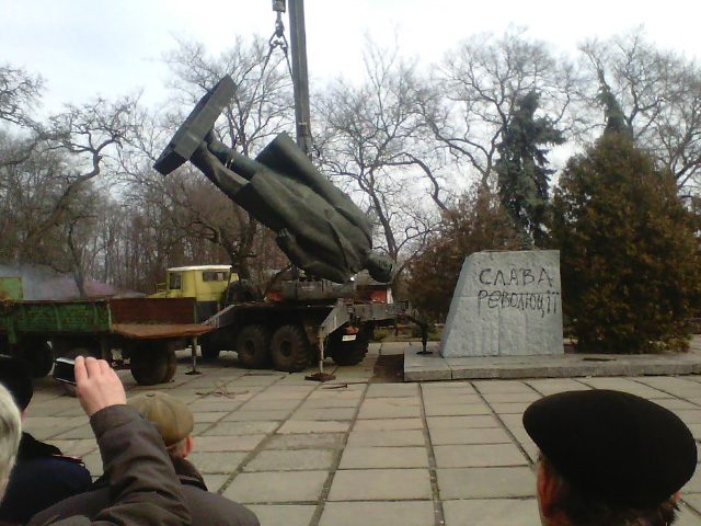 2014.02.22. Повалення пам’ятника Леніну у Лубнах