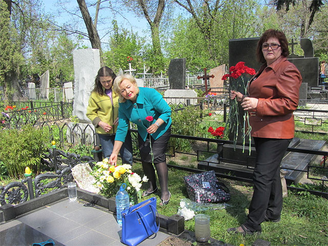 Світлана Михайлівна (по центру) принесла квіти на могилу сина