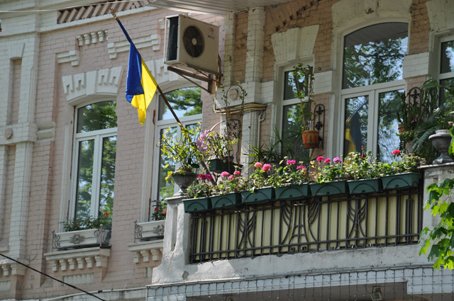 Прапор України прикрашає балкон на розі вулиці Пушкіна та Першотравневого проспекту