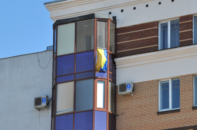 Український прапор на новобудові по Жовтневій